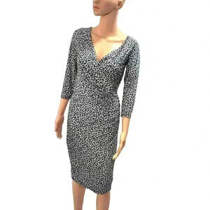 Chic Leopard Print Bodycon Dress - 3/4 Sleeve V-Neck Midi